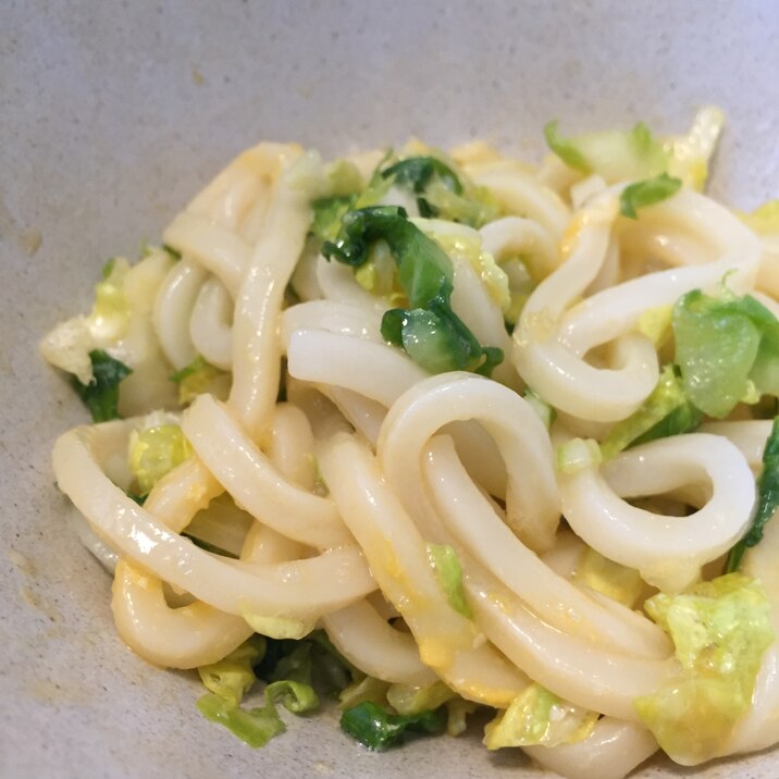 冷凍うどんで簡単!塩もみキャベツ釜玉うどん